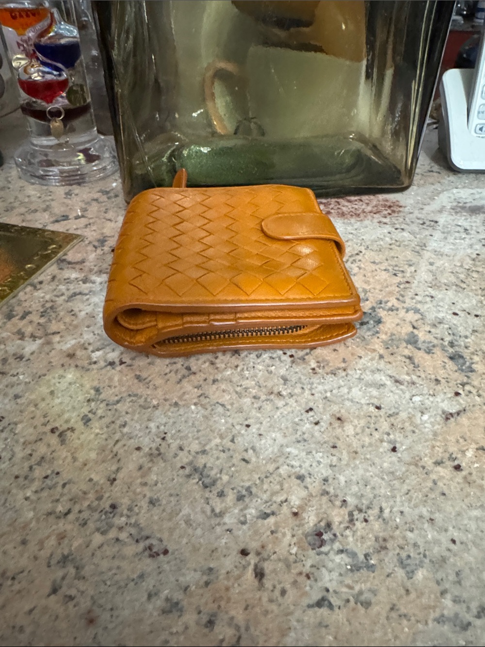 Bottega Veneta Woven Compact Wallet in Tan Leather. Leather lining. - Picture 3 of 7